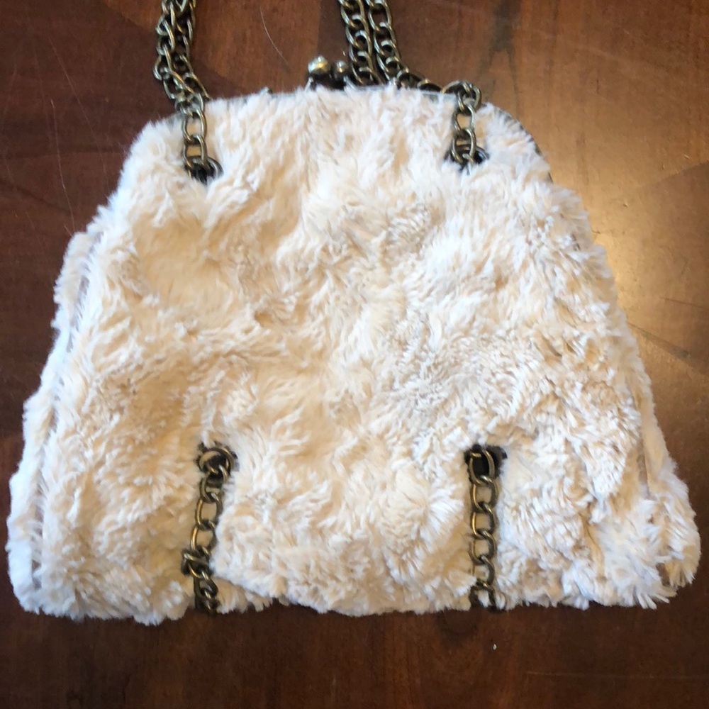 Chinese Laundry cream faux fur bag kiss lock w/brass chain and faux suede trim - Picture 2 of 7